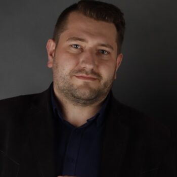 Przemysław Bohonos na ciemnym tle