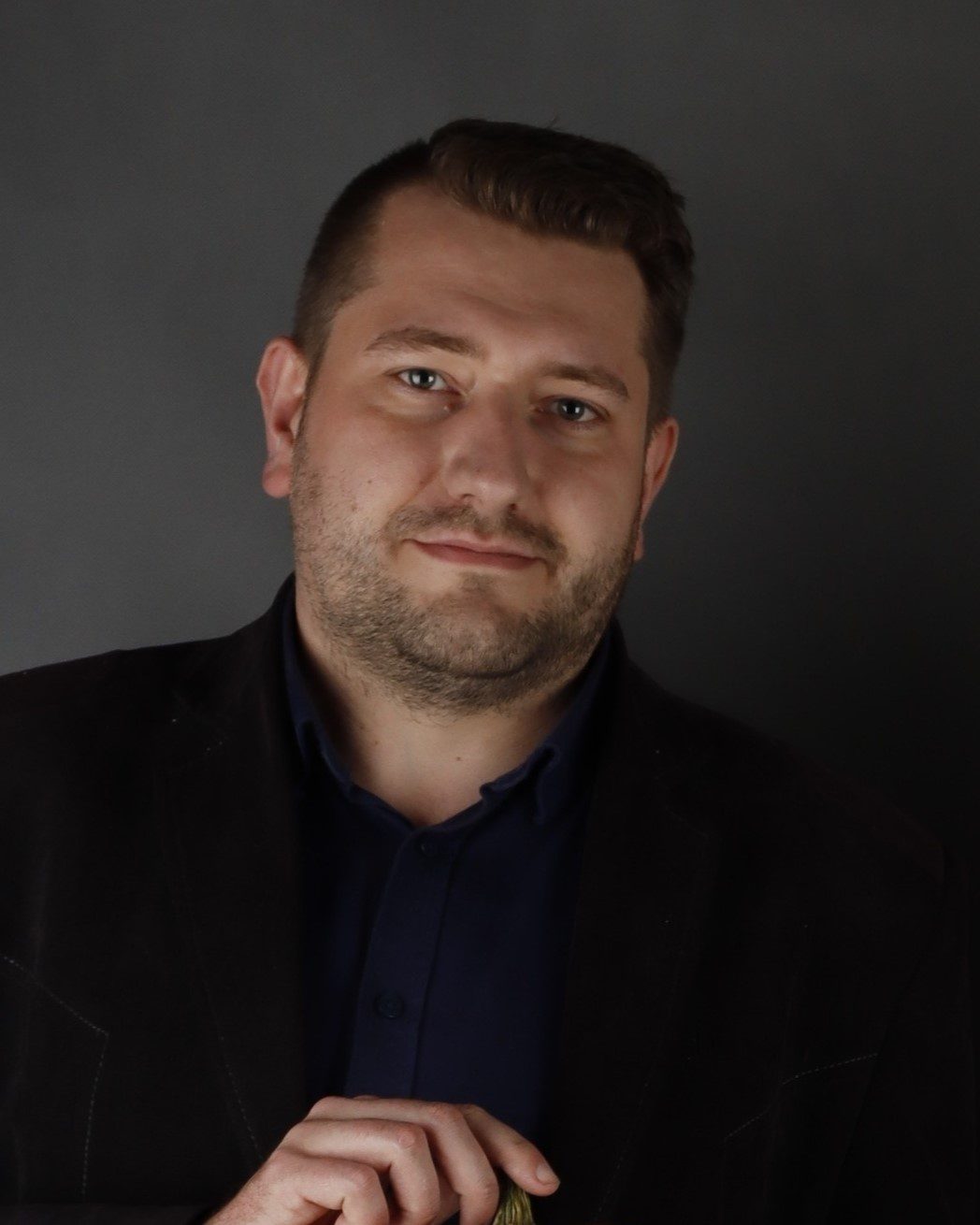 Przemysław Bohonos na ciemnym tle