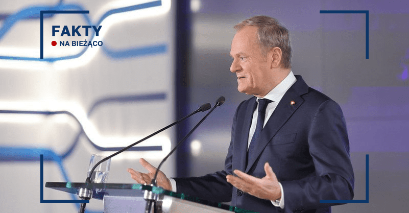 Donald Tusk na mównicy konferencyjnej