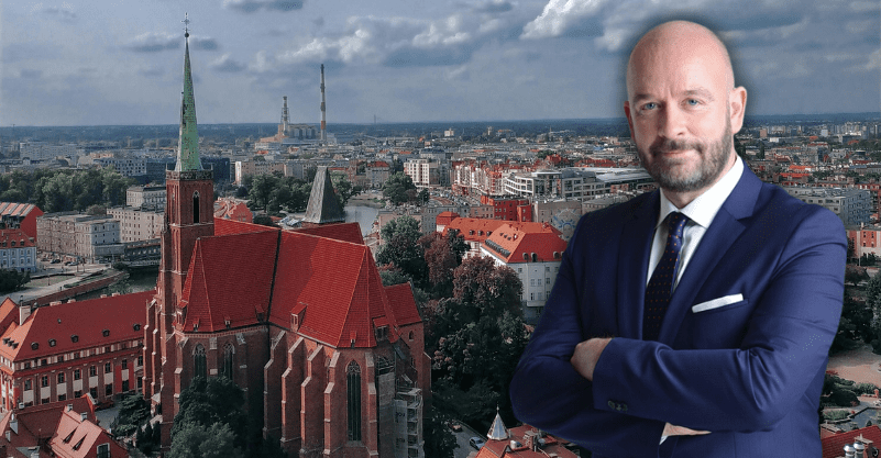 w tle widok na Wrocław, po prawej stronie Jacek Sutryk