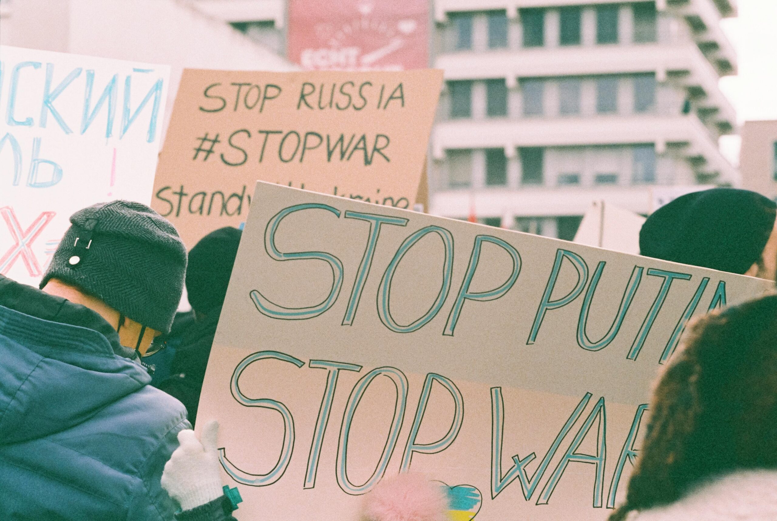 Osoby z transparentami stop putin stop war