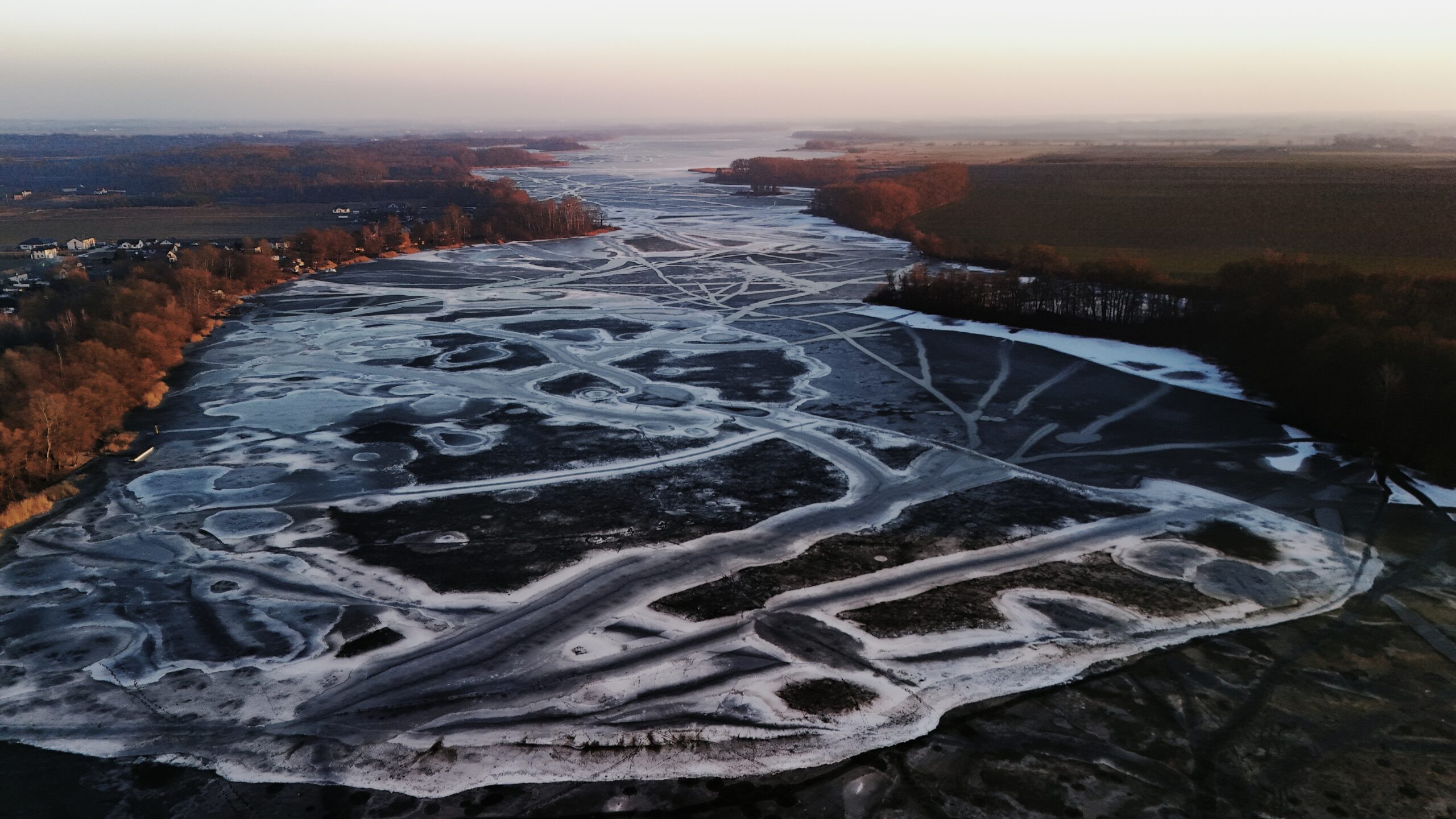 Jezioro Gopło skute lodem