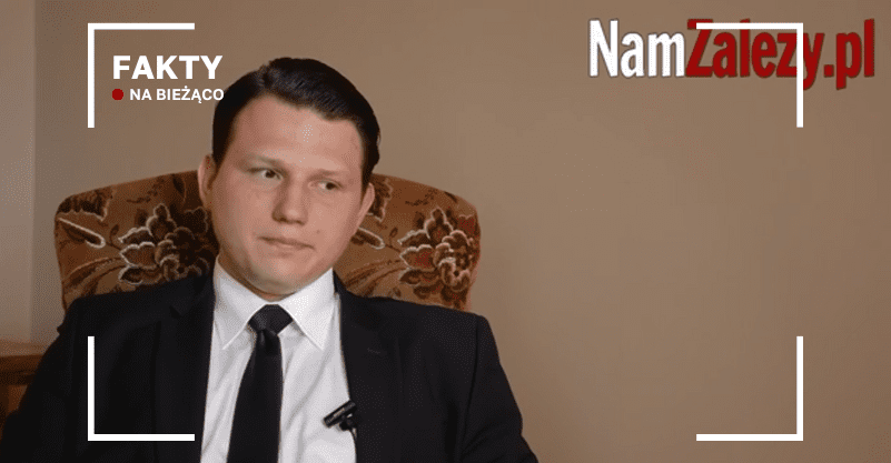 Sławomir Mentzen siedzący w fotelu. Widoczne logo kanału namzalezy.pl