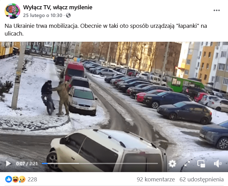 Zrzut ekranu posta na Facebooku, z dołączoną klatką filmu przedstawiającą mężczyznę w mundurze wojskowym popychającego rowerzystę. na dole interfejs Facebooka i podpis.