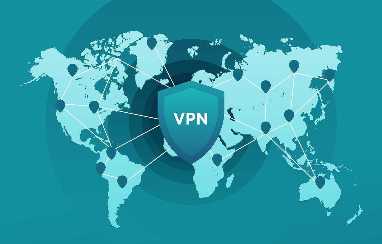 Mapa świata z tarczą VPN na środku