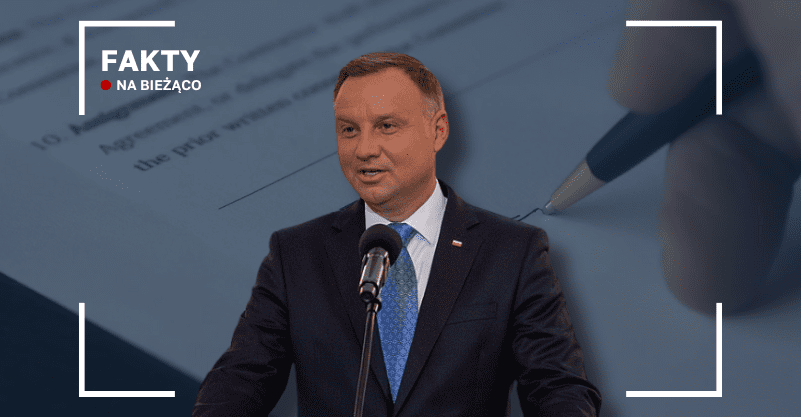 Andrzej Duda na tle podpisywanego dokumentu