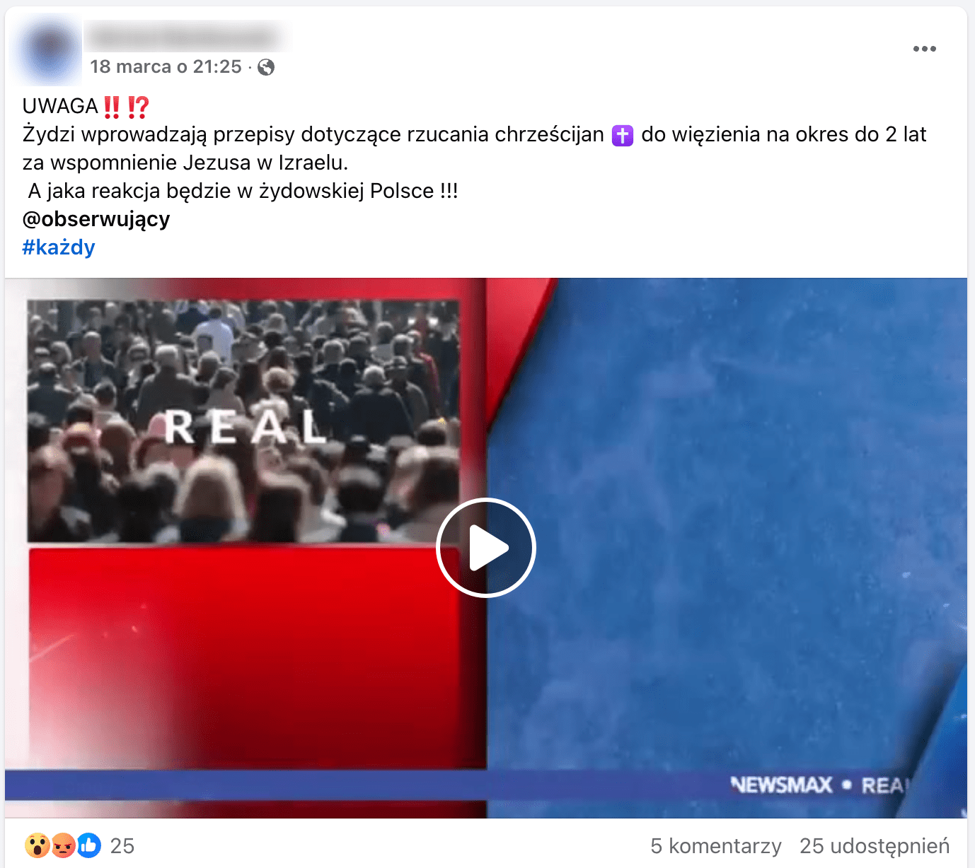 Zrzut ekranu omawianego posta na Facebooku. W kadrze filmu czerwono-niebieskie tło i zdjęcie tłumu ludzi.