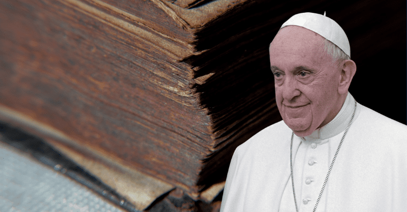 w tle stara księga i papież Franciszek