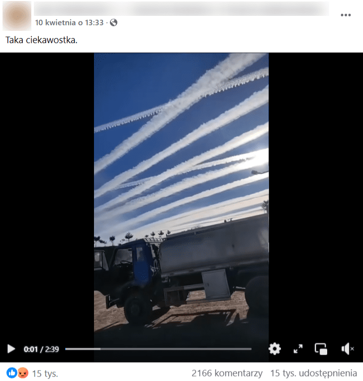 Zrzut ekranu nagrania na Facebooku. Widzimy ciężarówkę oraz niebo, a na nim smugi kondensacyjne po locie samolotu. 15 tys. reakcji, 2166 komentarzy, 15 tys. udostępnień.