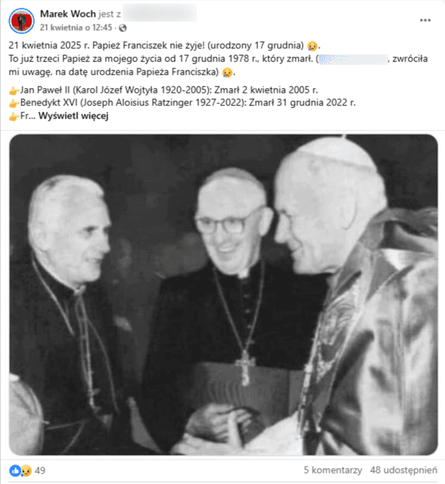 Wpis na Facebooku Marka Wocha ze zdjęciem. Czarno-biała fotografia przedstawia Jana Pawła II witającego się z Benedyktem XVI. Obok nich stoi rzekomo kardynał Bergolio, w przyszłości papież Franciszek. Duchowni ubrani są w szaty liturgiczne