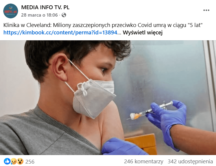 Zrzut ekranu posta na Facebooku. Widzimy chłopca o brązowych włosach w szarej koszulce i w maseczce, który otrzymuje zastrzyk w ramię od osoby w niebieskich rękawiczkach. Znajdują się na przezroczysto-białym tle, a chłopiec siedzi na pomarańczowej ławce lub krześle. 265 reakcji, 246 komentarzy, 342 udostępnienia.