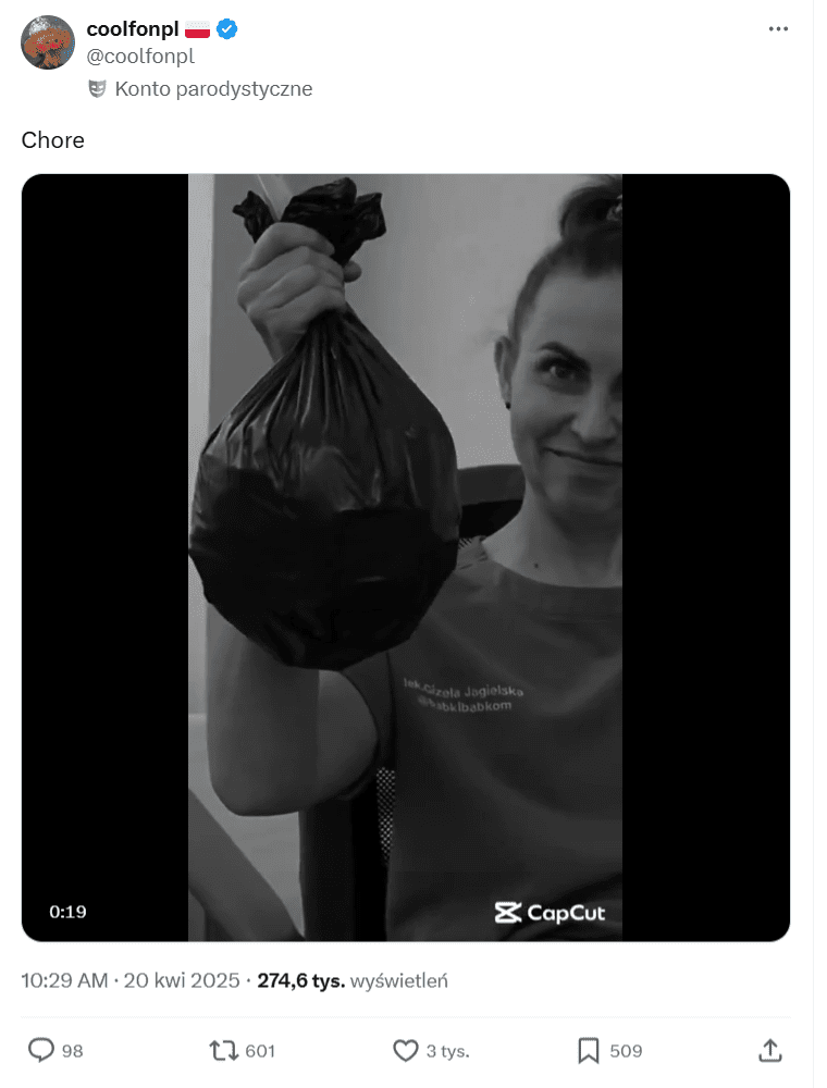 Zrzut ekranu wpisu na X, w którym pokazano materiał wideo z Gizelą Jagielską i Magdaleną Biejat. Na stopklatce widać doktor Jagielską, która trzyma czarny worek.