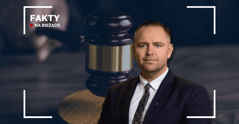 Karol Nawrocki. W tle młotek sędziego. W lewym górnym rogu napis fakty na bieząco