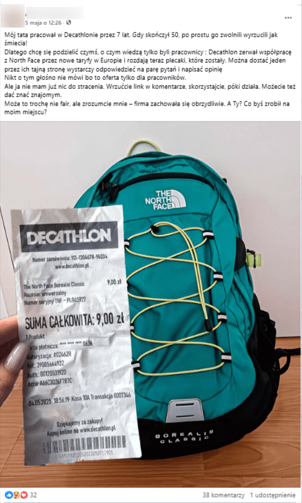 Wpis na Facebooku ze zdjęciem plecaka marki North Face w kolorze turkusowym. Przed plecakiem widzimy dłoń trzymającą paragon na rzekomą sumę całkowitą wynoszącą 9 zł
