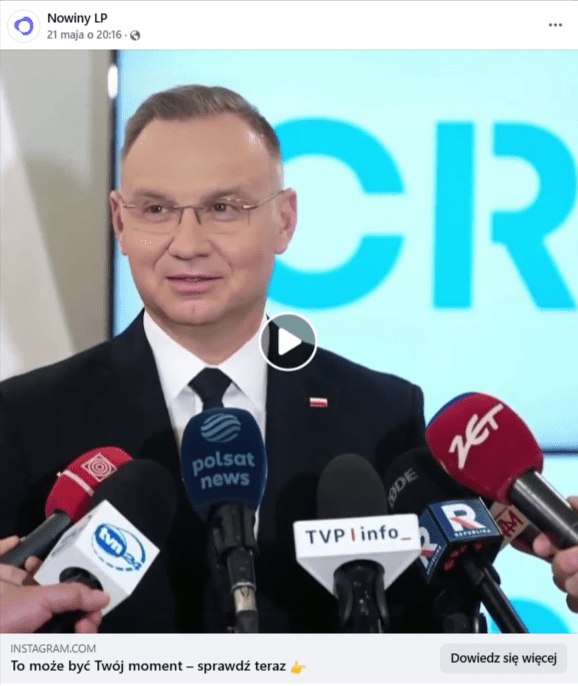 Post na Facebooku z nagraniem wypowiedzi Andrzeja Dudy. Kadr pochodzi z konferencji prasowej, przed prezydentem jest kilka mikrofonów różnych redakcji. Na dole widać belkę z linkiem podpisaną „To może być Twój moment - sprawdź teraz”.