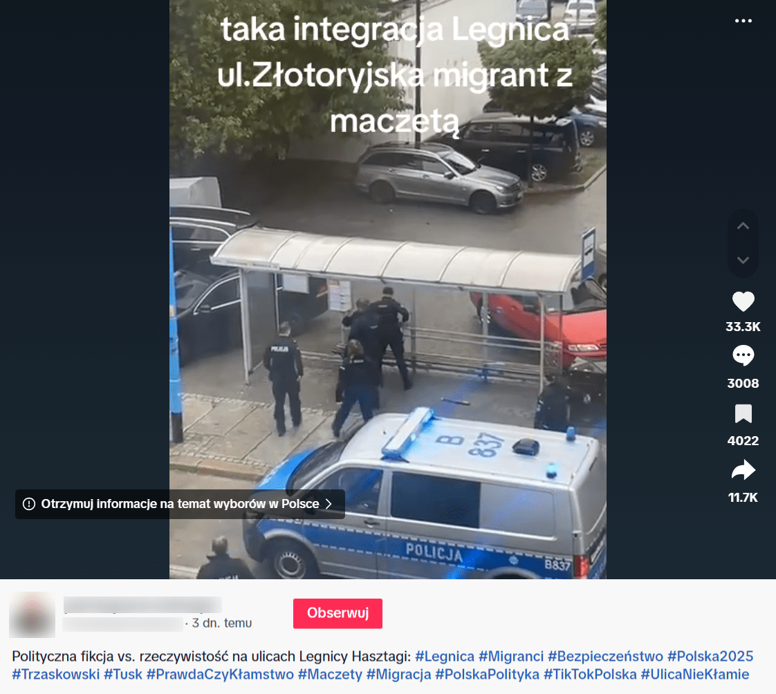 Zrzut ekranu z platformy TikTok, na którym widnieje film z policyjnego zatrzymania mężczyzny z maczetą w Legnicy. Na stopklatce widzimy policyjne auto oraz kilku policjantów zatrzymujących mężczyznę na przystanku autobusowym.