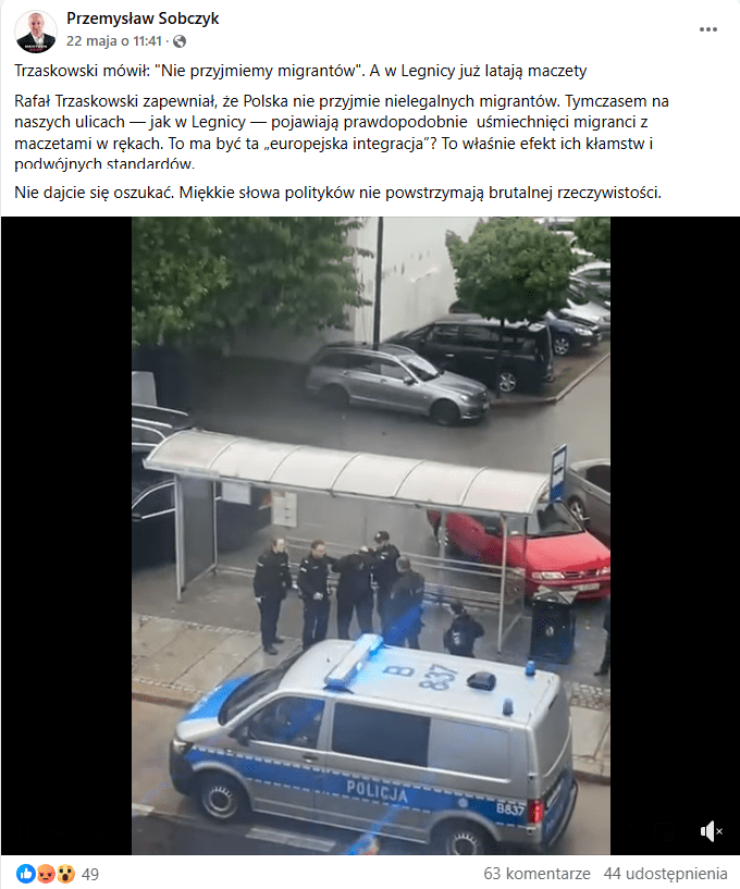 Zrzut ekranu z platformy Facebook, gdzie widnieje materiał wideo z zatrzymania rzekomo migranta z maczetą w Legnicy udostępniony przez samorządowca z Nowej Nadziei Przemysława Sobczyka. 