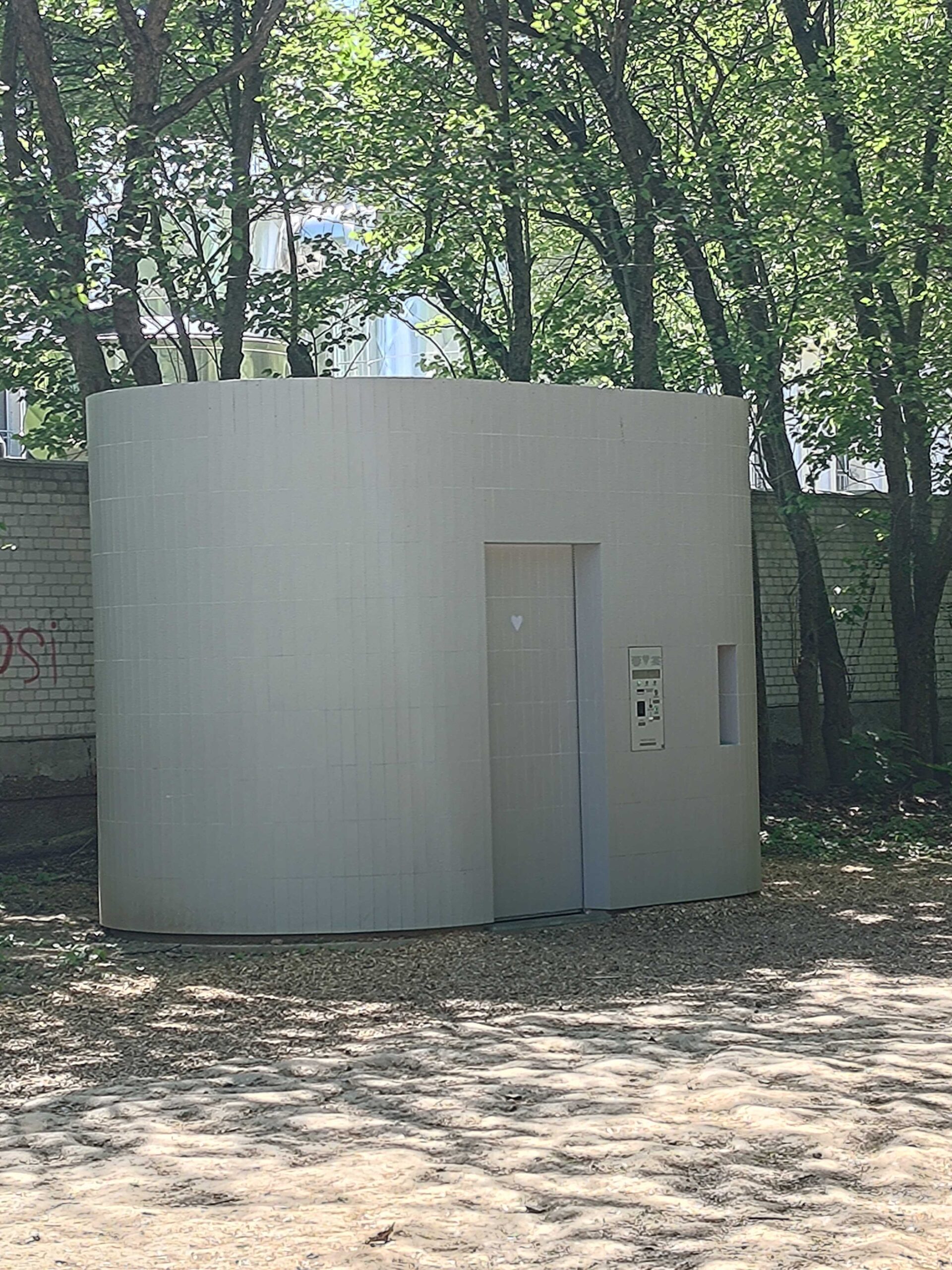 Toaleta automatyczna w Parku Skaryszewskim na Pradze Południe
