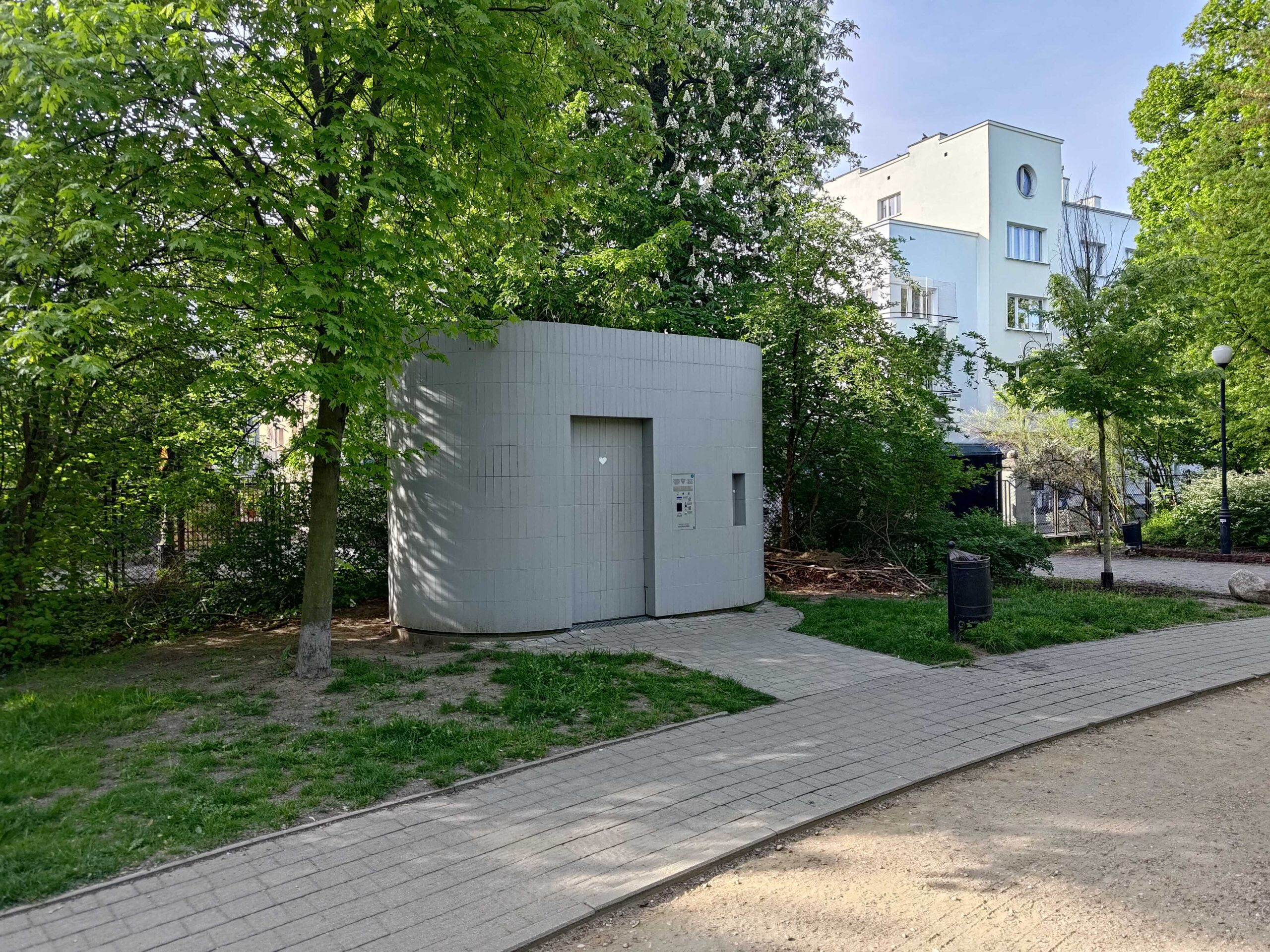 toaleta w parku imienia Stefana Żeromskiego na Żoliborzu