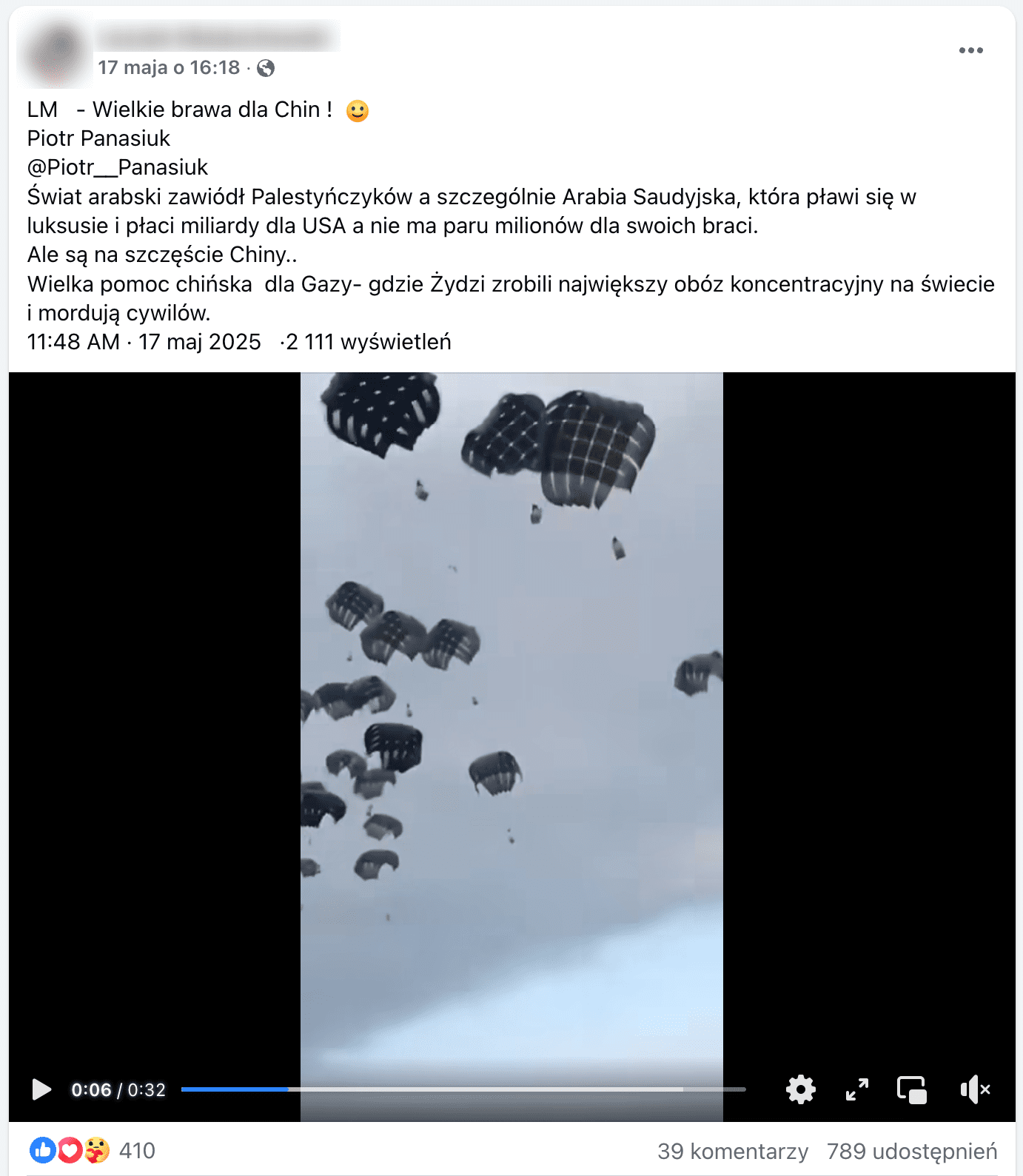 Zrzut ekranu posta na Facebooku. W kadrze filmu czarne spadochrony na tle nieba z doczepionymi paczkami.