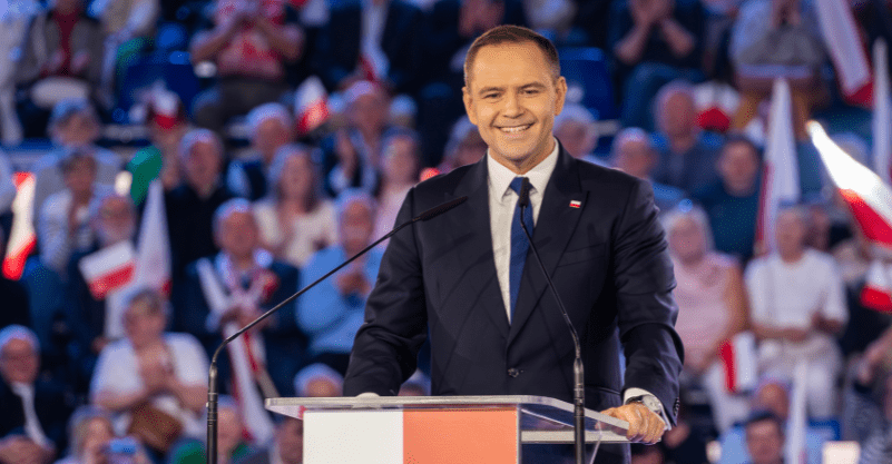 na zdjęciu widzimy Karola Nawrockiego na wiecu