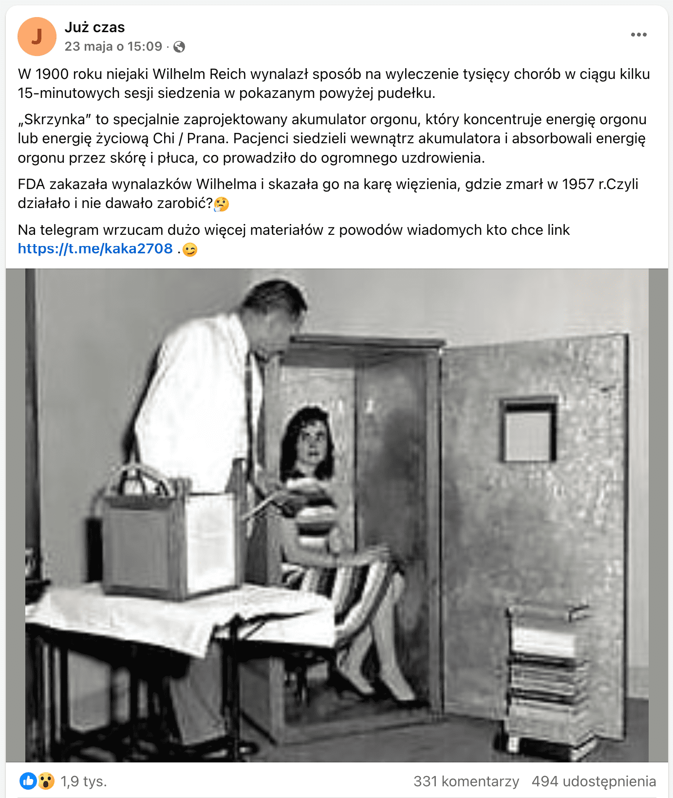 Zrzut ekranu posta na Facebooku. Załączono do niego archiwalne zdjęcie Wilhelma Reicha przed dużą, zamykaną skrzynią, w której siedzi kobieta z pasiastej sukience. 