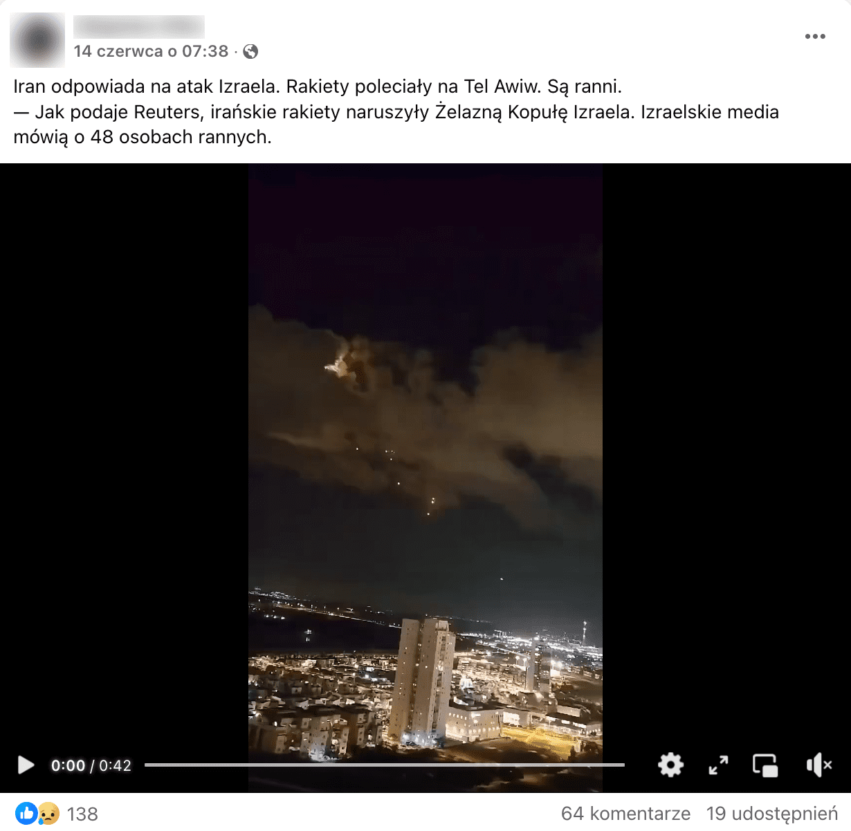 Zrzut ekranu przedstawiający wpis opublikowany na Facebooku. W opisie czytamy, że „Iran odpowiedział na atak Izraela. Rakiety poleciały na Tel Awiw. Są ranni”. Do postu dołączono nagranie, na którym widać nocne ujęcia miasta. Na niebie widać przelatujące pociski.