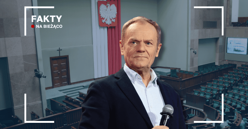 Donald Tusk na tle sali sejmowej. W lewym górnym rogu napis „fakty na bieżąco”